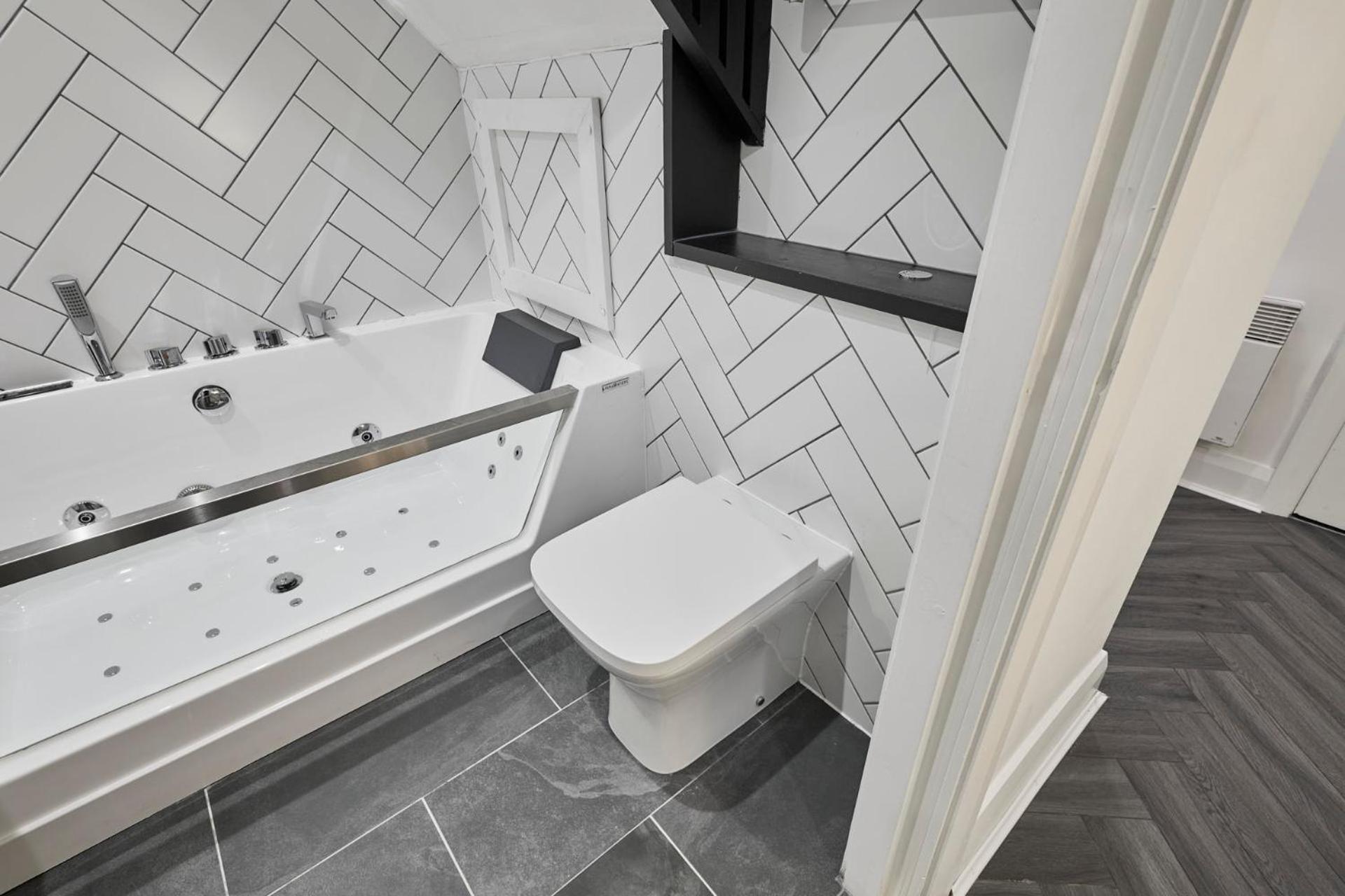 Host & Stay - Queen Square Hideaway Ливърпул Екстериор снимка