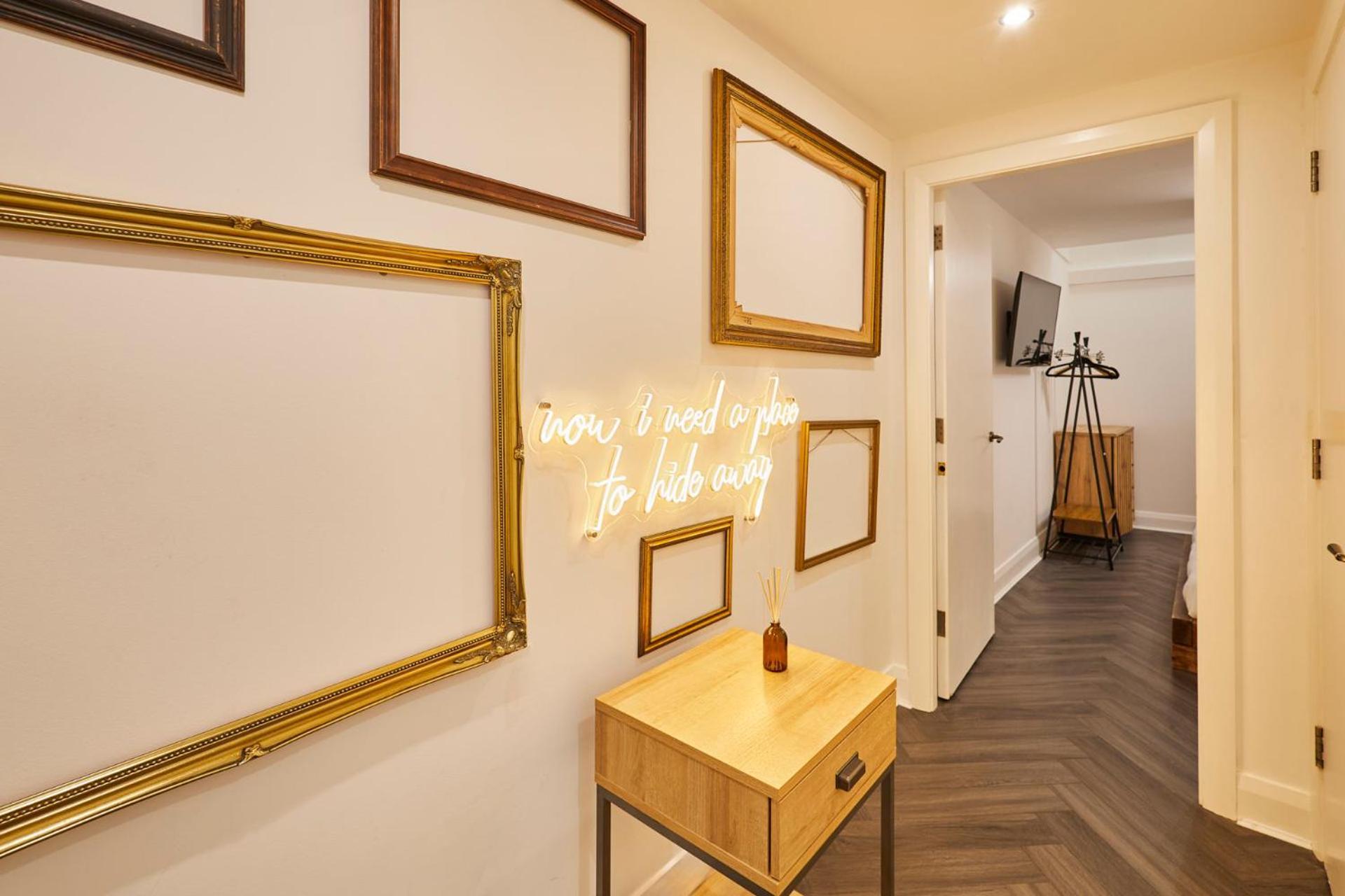 Host & Stay - Queen Square Hideaway Ливърпул Екстериор снимка